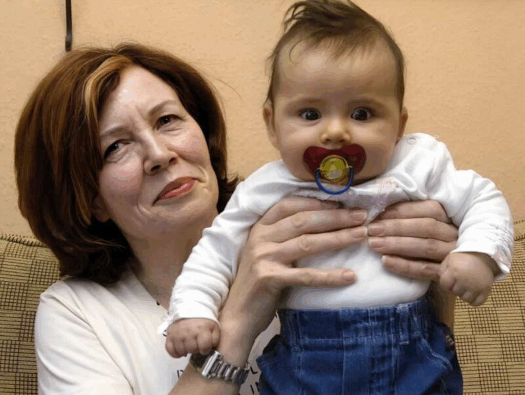 Uma mulher de 65 anos, que já tinha 13 filhos, deu à luz mais três meninos e uma menina: veja como é a sua grande família.