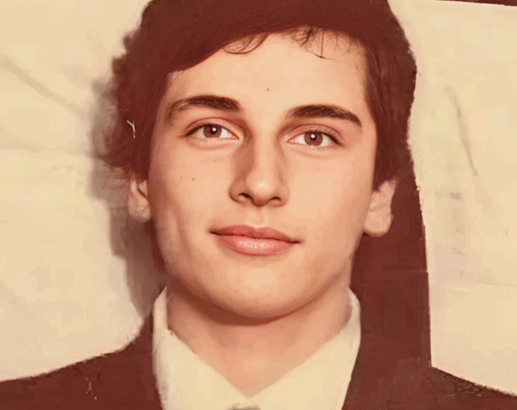 Apenas os fãs mais leais conseguem reconhecer o seu ator favorito nas fotos da juventude – mas afinal, quem é ele?