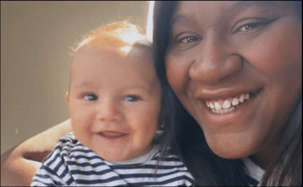 Mélissa Bédard mostra o presente do filho, e ele parece muito feliz.