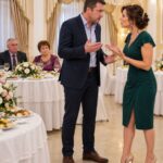 “Seus velhos que se virem.” Meu marido colocou meus pais lá no fundo do salão — então preparei para eles um banquete tão farto que minha sogra ficou verde de inveja.
