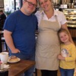 Um homem com síndrome de Down frequentou o mesmo café todos os dias durante um ano e sempre deixava uma gorjeta de 5 dólares para uma garçonete – Depois que ele faleceu, uma mulher sentou-se à mesa dele e disse: “Ele me pediu para lhe entregar isto…”